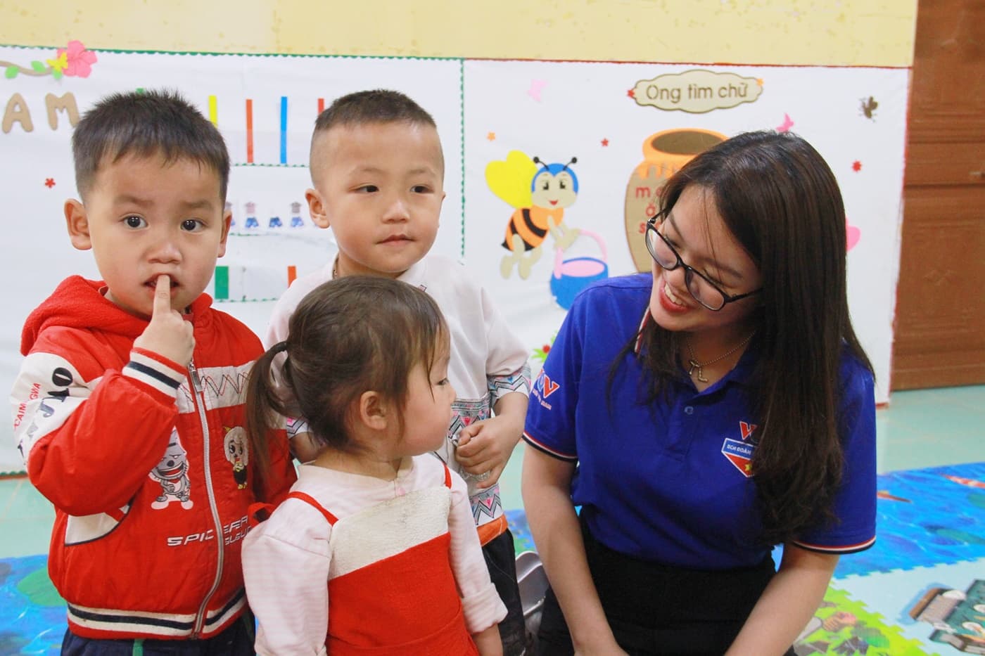 Thanh niên VOV tặng quà thiện nguyện tại điểm trường vùng cao ở Thái Nguyên