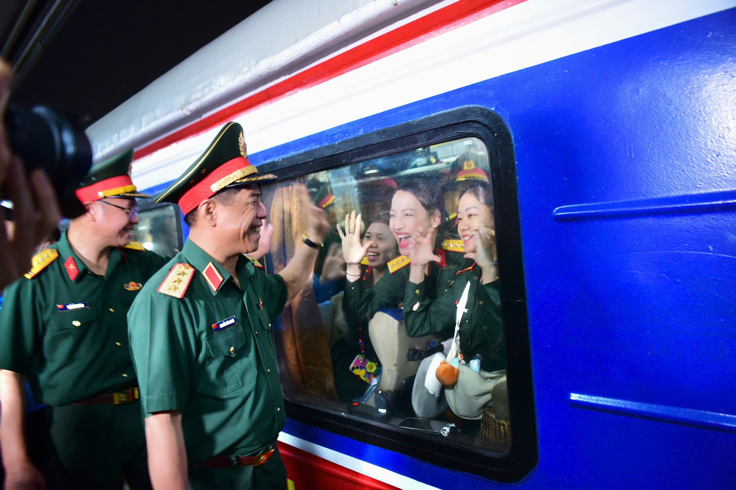 Lực lượng diễu binh Bộ Quốc phòng rạng rỡ hành quân từ Hà Nội vào Nam